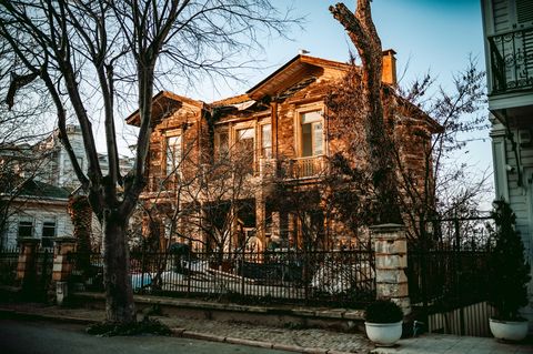 Почему клееный брус требует иной логики ремонта, чем каменный дом?