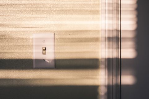 Что такое мастер-выключатель и проходной переключатель: базовые определения