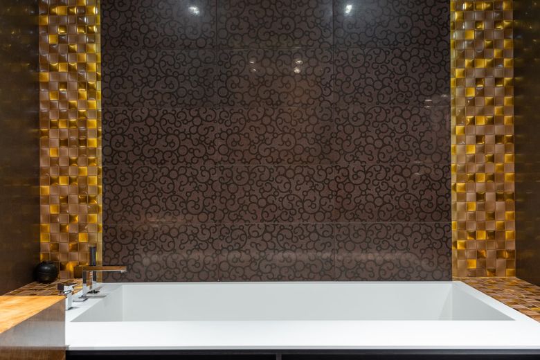 Какие параметры определяют выбор материала ванны для загородного дома?
