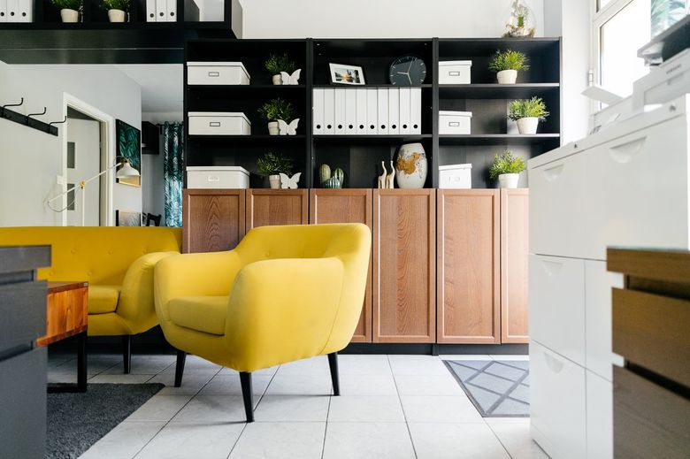 Чем гостиная коттеджа отличается от городской: расчёт нагрузки и сценариев